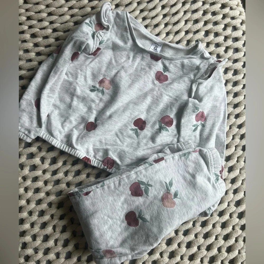 Carters 5T Apple sweatshirt and sweatpants set